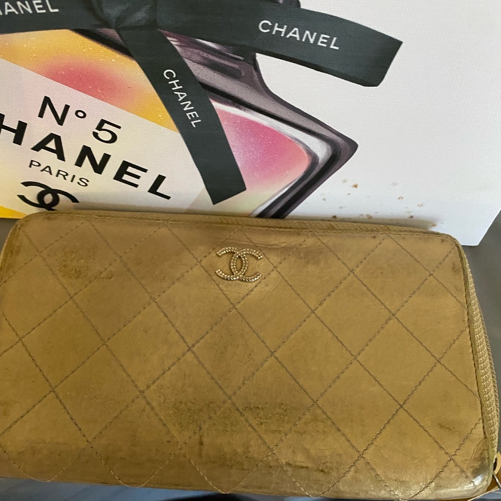 CHANEL - Picture 3 of 8